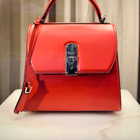 Bolso de mano rojo con herraje plateado