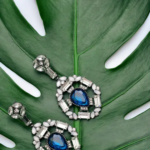 Aretes de cristal azul sobre una hoja verde