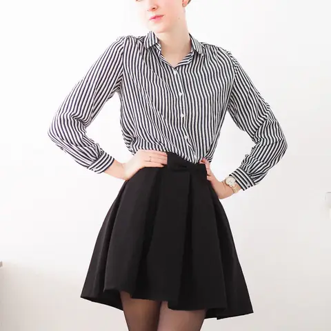 Falda negra con camisa de rayas